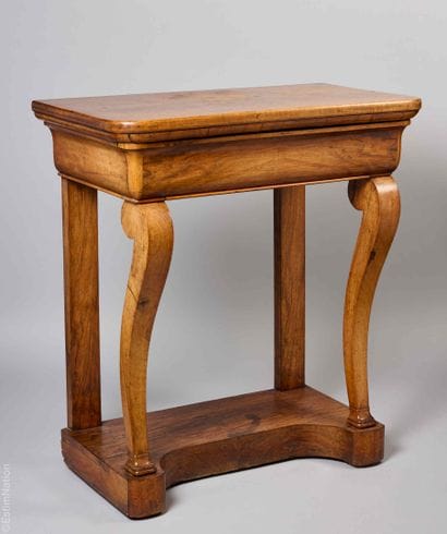 DECORATIVE ARTS XIXE 
Walnut and walnut veneer...