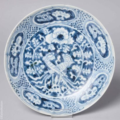 CHINE
Plat en porcelaine à décor en bleu...