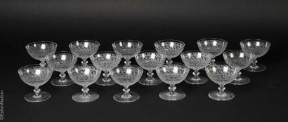 BACCARAT
Partie de service de verres en cristal...
