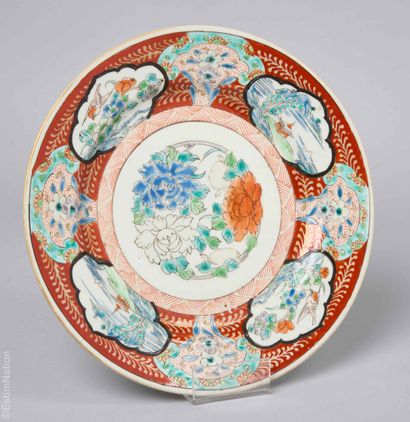 JAPON
Assiette en porcelaine à décor polychrome...