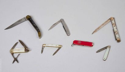 TABLEWARE AND KNIVES 
Collection of small...