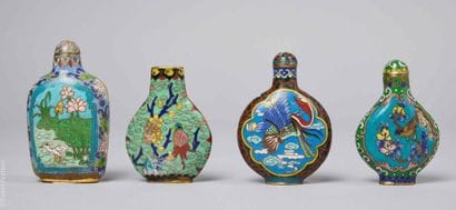 CHINE
Lot de quatre flacons tabatières en...