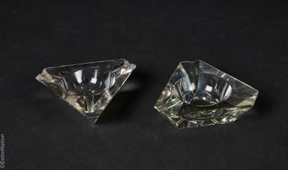 CARTIER 
Paire de cendriers triangulaires...