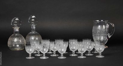 BACCARAT
Partie de service de verres en cristal...