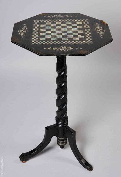 DECORATIVE ARTS XIXE
Small pedestal table...