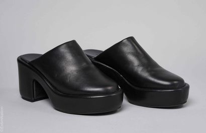 CLERGERIE
PAIRE DE MULES sabots en cuir noir...