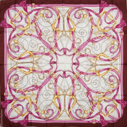 GUCCI
CARRE en twill de soie imprimé de sangles...