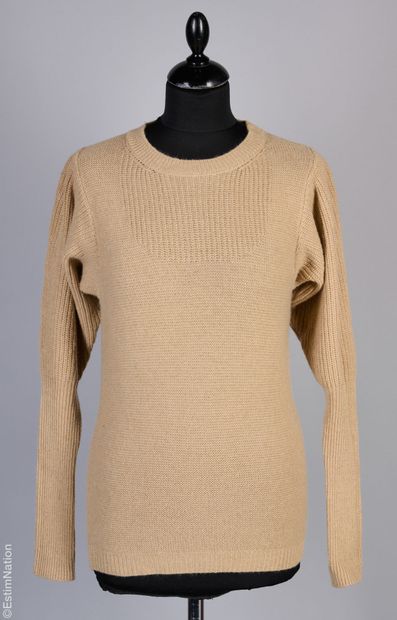 VERSACE
PULL en cachemire façonné d'une étoile...