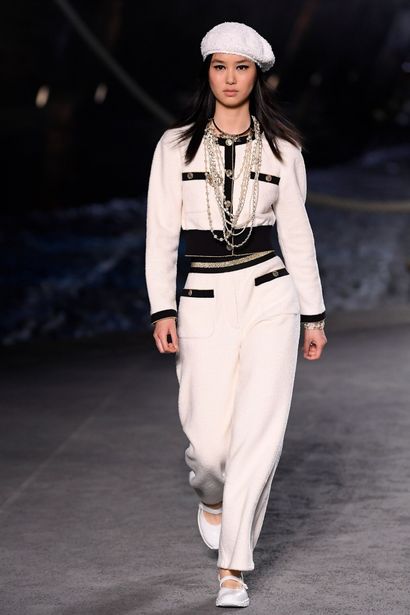 CHANEL (COLLECTION CRUISE 2019)
GILET crop...