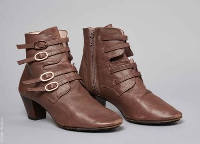 REPETTO
PAIRE DE BOTTINES en cuir taupe,...