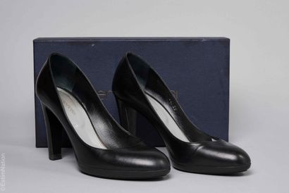 SERGIO ROSSI
PAIRE D'ESCARPINS en cuir noir...