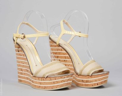 GUCCI
PAIRE D'ESPADRILLES en cuir verni jaune...