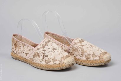 VALENTINO
PAIRE D'ESPADRILLES en résille...