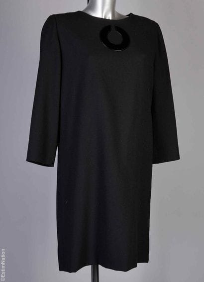 MAXIM'S DE PARIS PAR PIERRE CARDIN
ROBE en...
