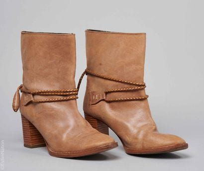 ATHÉ VANESSA BRUNO
PAIRE DE BOTTINES en cuir...