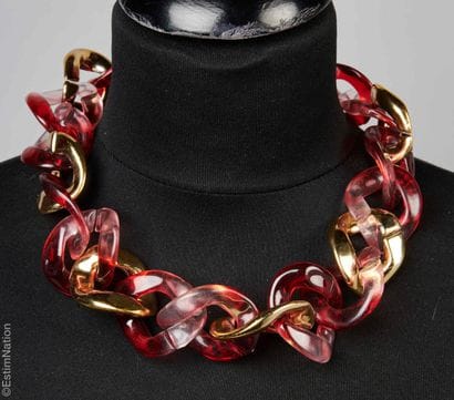 ANONYMOUS 
NECKLACE made of large oval openwork...