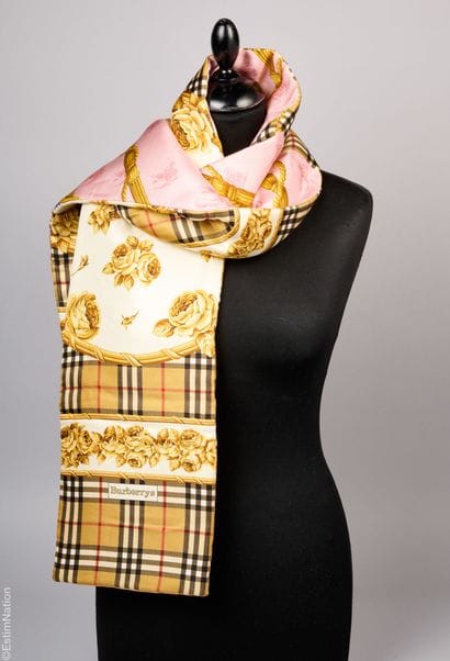 BURBERRY
Wadded scarf covered with printed...