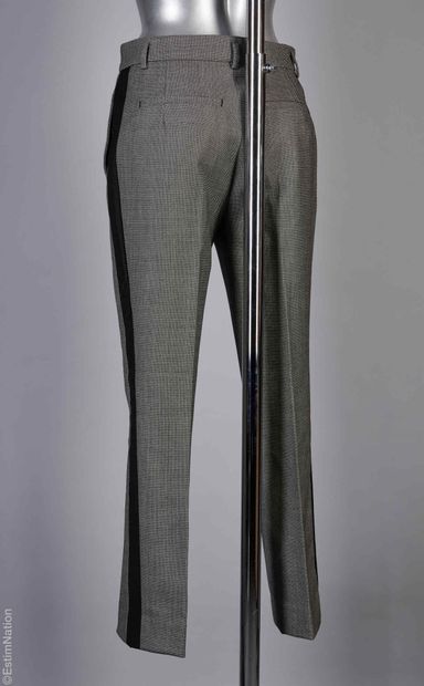 BALENCIAGA (2012)
PANTALON en laine façonné...