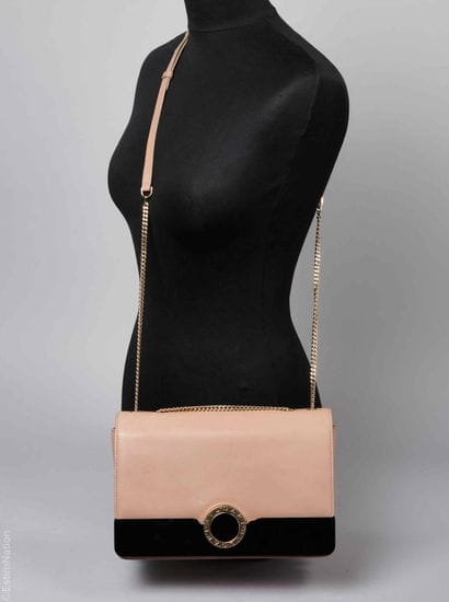 BULGARI
SAC à rabat en cuir nude orné d'une...