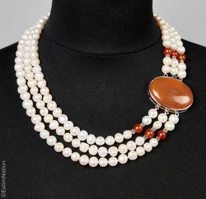 ANONYME 
COLLIER à trois rangs de perles...