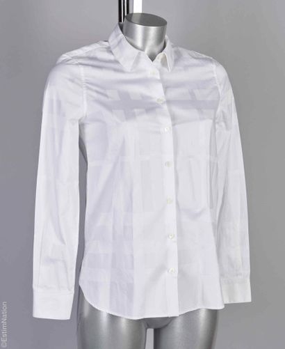 BURBERRY
DEUX CHEMISIERS en coton façonné...