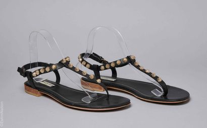 BALENCIAGA
PAIRE DE TONGS en cuir noir à...