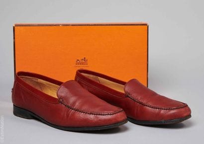 HERMÈS VINTAGE
Pair of garnet leather MOCASSINS...