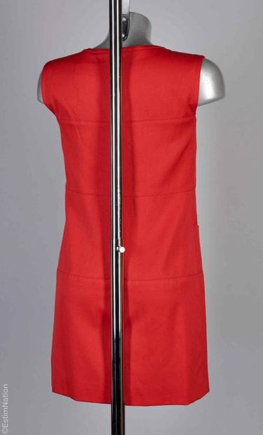 COURRÈGES
ROBE légèrement évasée en laine...