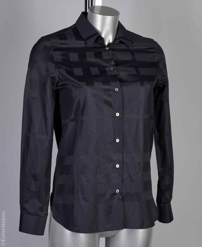 BURBERRY
DEUX CHEMISIERS en coton façonné...