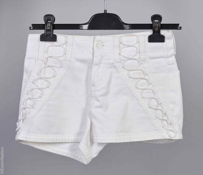 GUCCI
DEUX SHORTS en coton : le premier blanc...