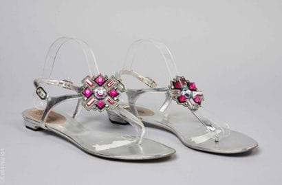 CHANEL
PAIRE DE TONGS en cuir argenté orné...