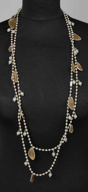 ANONYME
SAUTOIR en perles métalliques retenant...