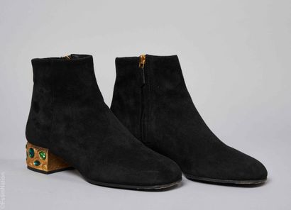 PRADA
PAIRE DE BOTTINES en peau velours noir,...