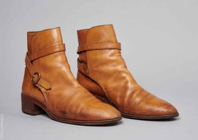 HERMÈS VINTAGE
PAIRE DE BOTTINES agrémentée...