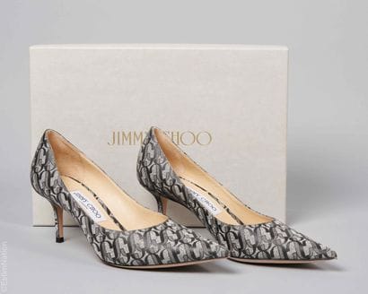 JIMMY CHOO
PAIRE D'ESCARPINS en crêpe enduit...
