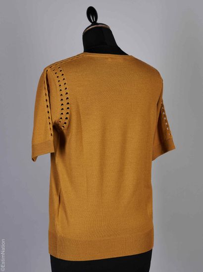 CHLOÉ
TOP en laine moutarde, ajouré aux épaules,...