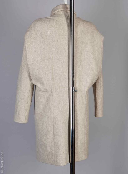 VANESSA BRUNO
Coat in pale gray and beige...