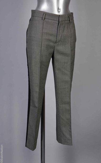 BALENCIAGA (2012)
PANTALON en laine façonné...