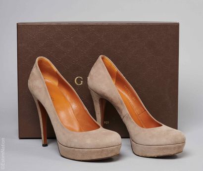 GUCCI
PAIRE D'ESCARPINS à plateformes en...