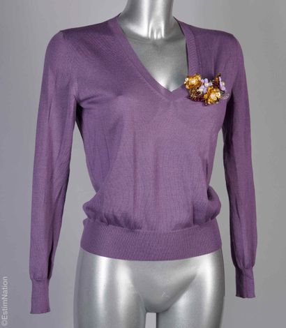 GUCCI
DEUX PULLS : le premier en laine mauve...