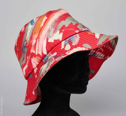 LEONARD
BOB in raspberry polyester decorated...