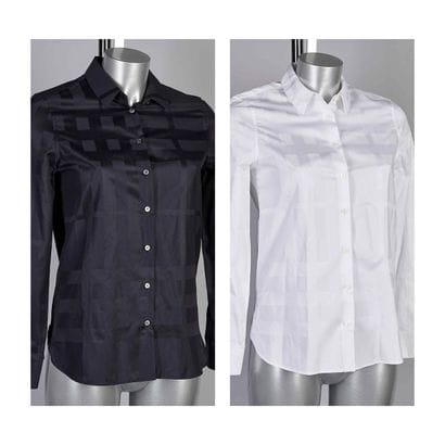 BURBERRY
DEUX CHEMISIERS en coton façonné...