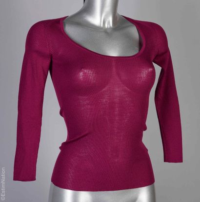 GUCCI
DEUX PULLS : le premier en laine mauve...