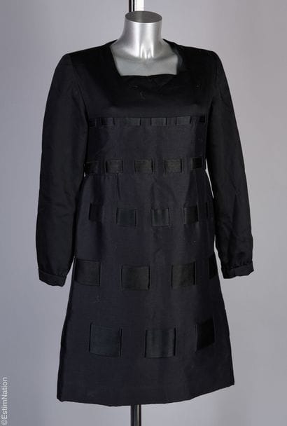 ANONYME VINTAGE
ROBE évasée en laine noire,...