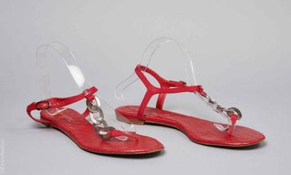 CHANEL
PAIRE DE TONGS en cuir surpiqué rouge...