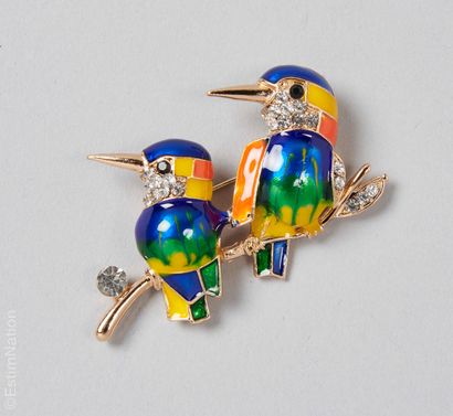 ANONYMOUS 
Gilded and enameled metal brooch...