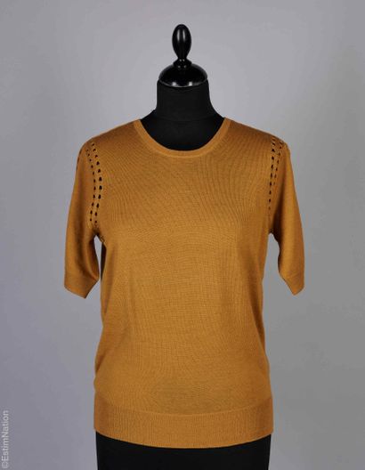 CHLOÉ
TOP en laine moutarde, ajouré aux épaules,...