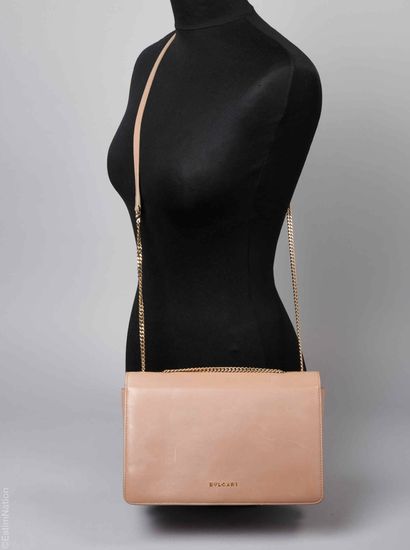 BULGARI
SAC à rabat en cuir nude orné d'une...