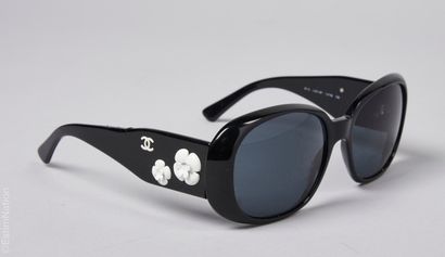 CHANEL
PAIRE DE LUNETTES DE SOLEIL, branches...
