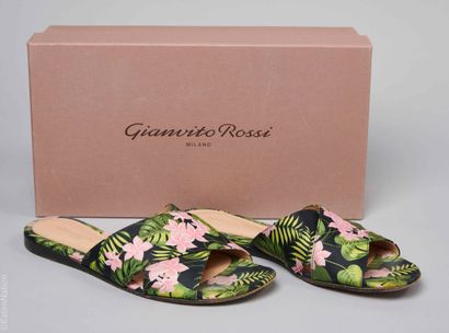GIANVITO ROSSI
PAIRE DE MULES en crêpe satiné...